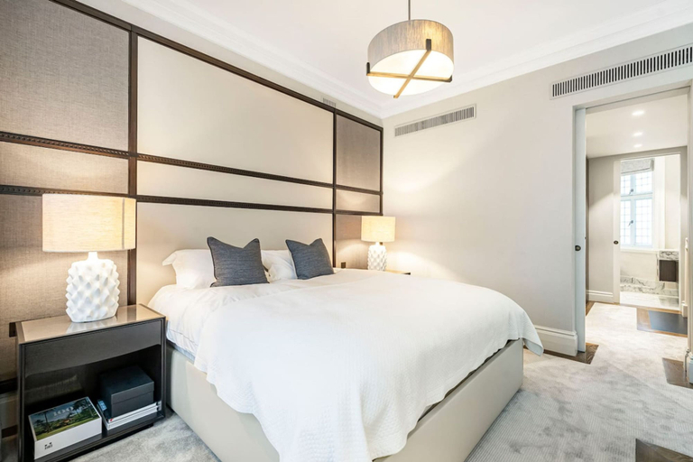 Room 2, Mayfair Home Private Parking Central AC, London