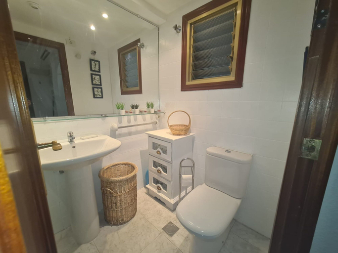 Bathroom 2, City Apartment With Pool Access, Alicante