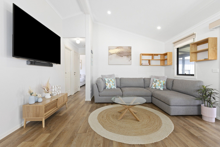 Living room 4, Spacious 2-bedroom With Private Parking Access, Greater Geelong - Pt B