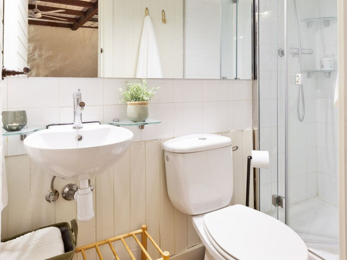 Bathroom 4, Charming Stone House near Beach Retreat, Girona