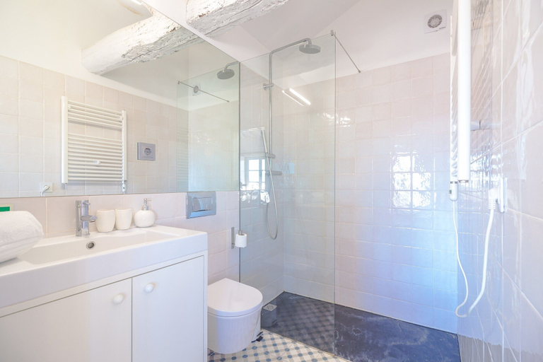 Bathroom 3, Cozy Porto Studio: Perfect Location & Comfort, Porto