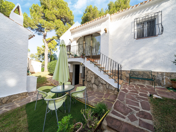 Garden 2, Apartment in Spain Near Scenic Coastline, Alicante
