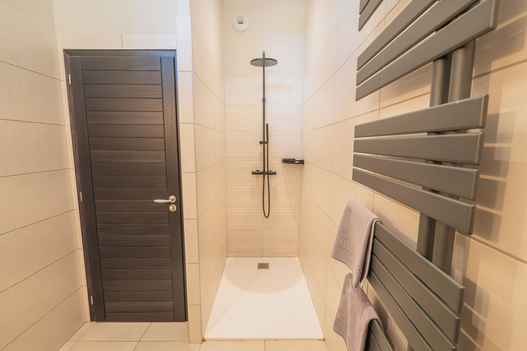 Bathroom 4, Domaine Le Vaxergues, Aveyron
