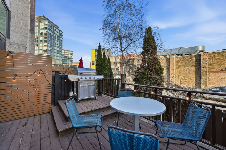 Room 3, River West Modern 4-bd Home With Patio Balcony, Cook
