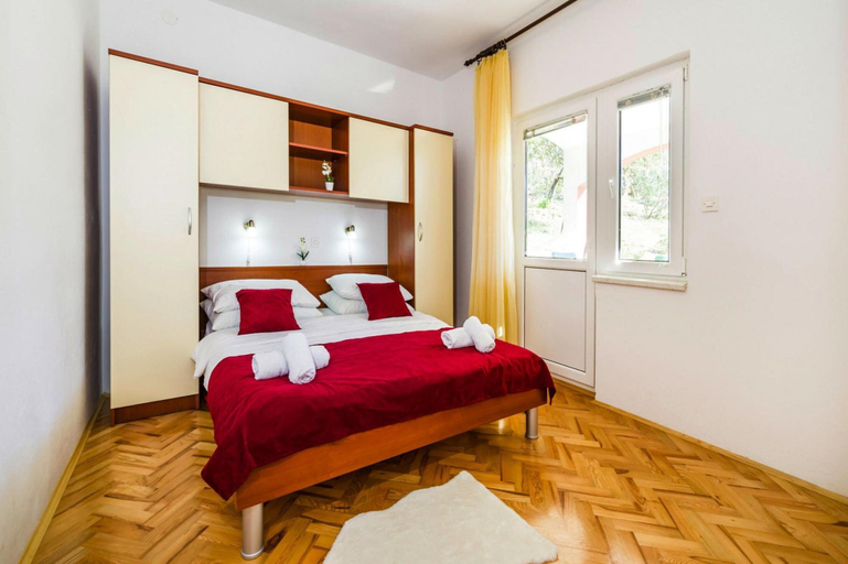 Room 5, Holiday Home in Rovanjska With Sea Views, Jasenice
