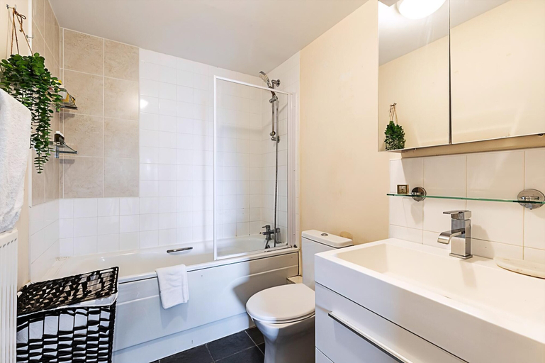 Bathroom 4, Sleek Flat w/ River Views In Canary Wharf, London
