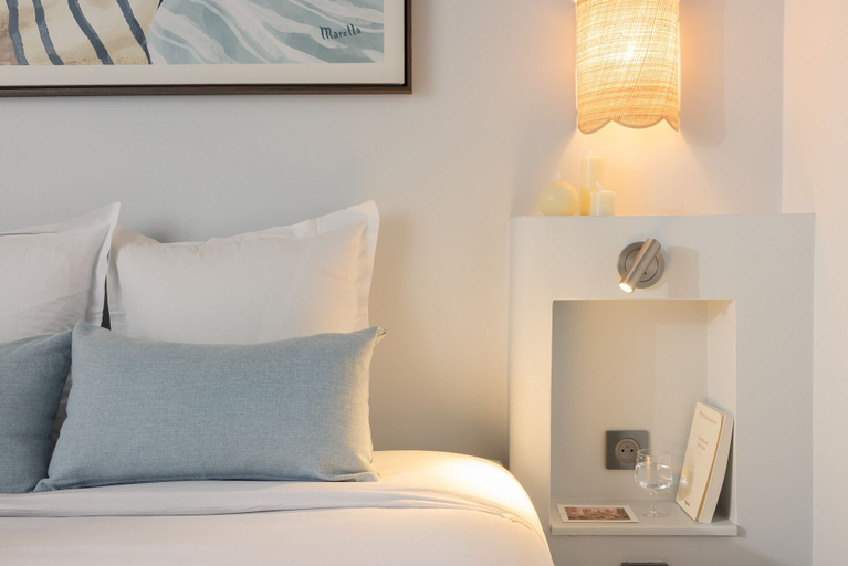 Room 4, Notre Dame Paris Suite, Paris