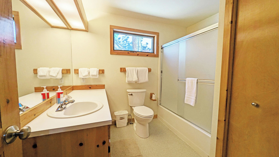 Interior 3, Circle 4 Condo 14, Deschutes