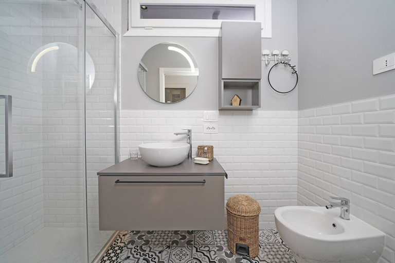 Room 3, Lagolux in Sirmione With 2 Bedrooms and 2 Bathrooms, Brescia