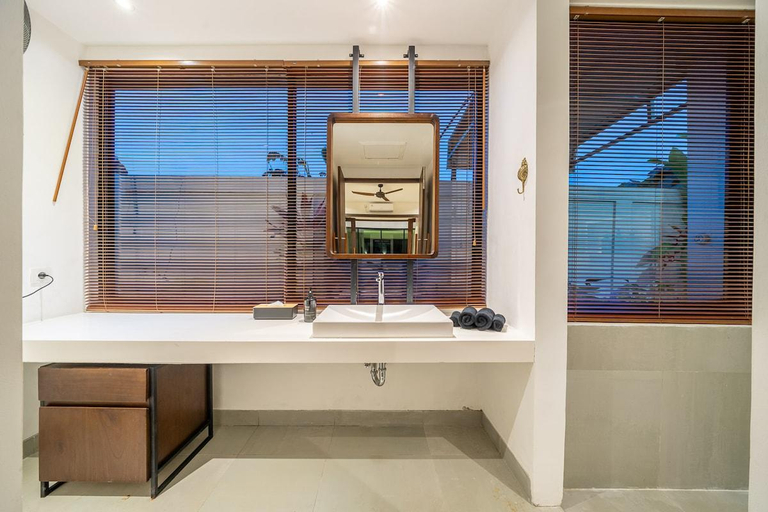 Others 4, Lima House – 3BR Villa Walk to Batu Bolong Beach, Badung