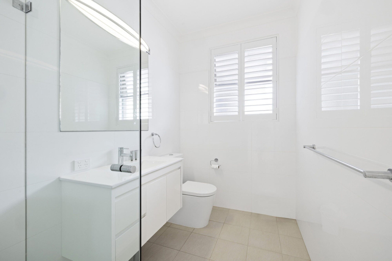 Bathroom 2, Spacious 5-bed Beach House With Ocean View, Pittwater