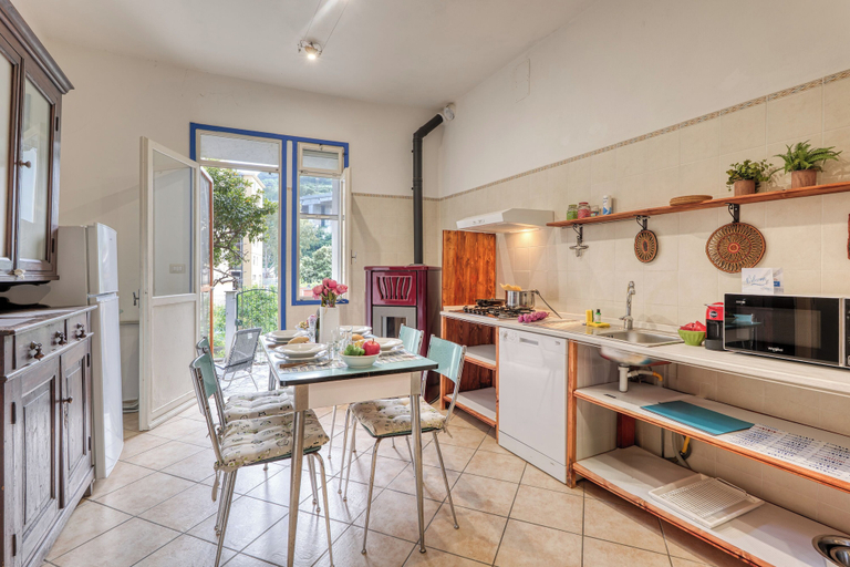 Private kitchen 5, Casa Oneglia vicino stazione Imperia, Imperia