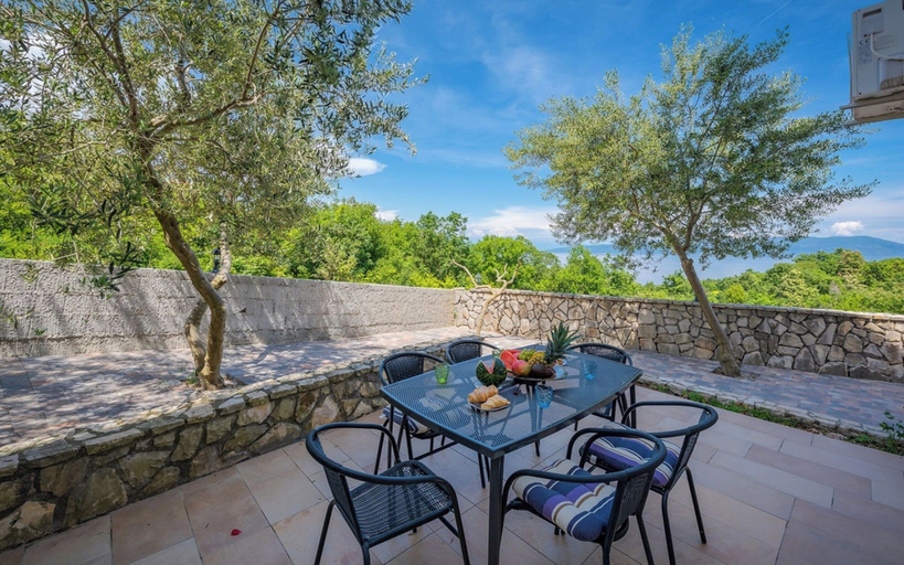 Outdoor dining 2, Tranquil Retreat With Pool in Drenje, Raša