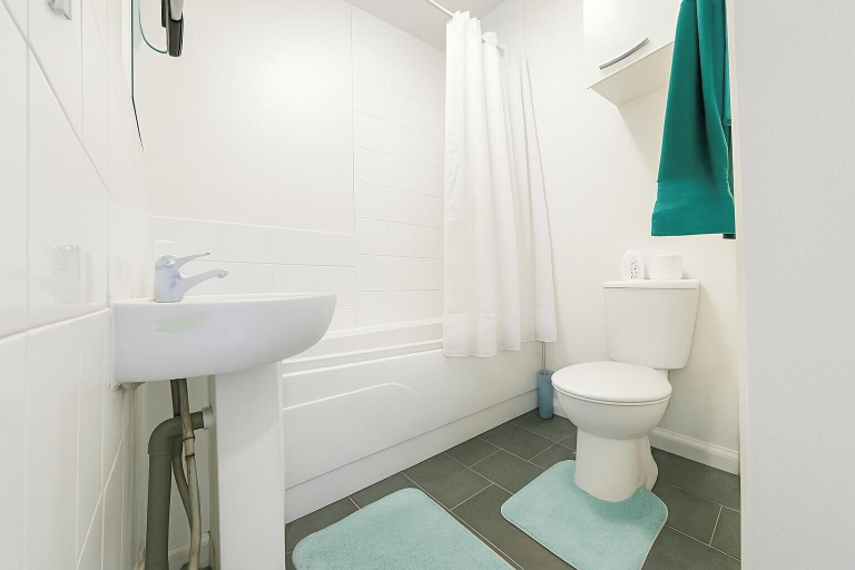 Bathroom, 2 Bedroom Appartment, Buckinghamshire