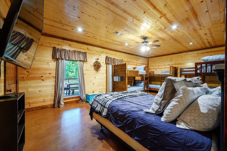 Room 5, Majestic High - Cabin for 17, McCurtain