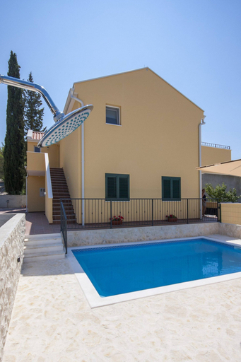 Pool 2, One Bedroom Apartment With sea View, Šibenik