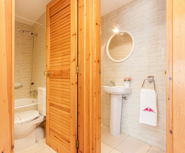 Bathroom 3, Apartment in Empuriabrava With Beach Access, Girona