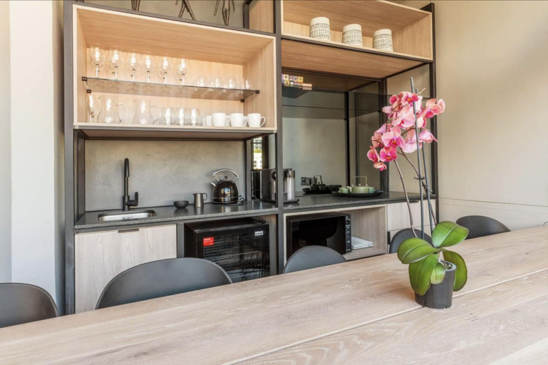 Room 5, Modern Apt Co-working East City, City of Cape Town