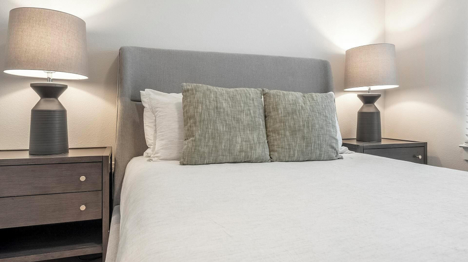 Room 4, Landing Apartments near Navarro ISD, Guadalupe