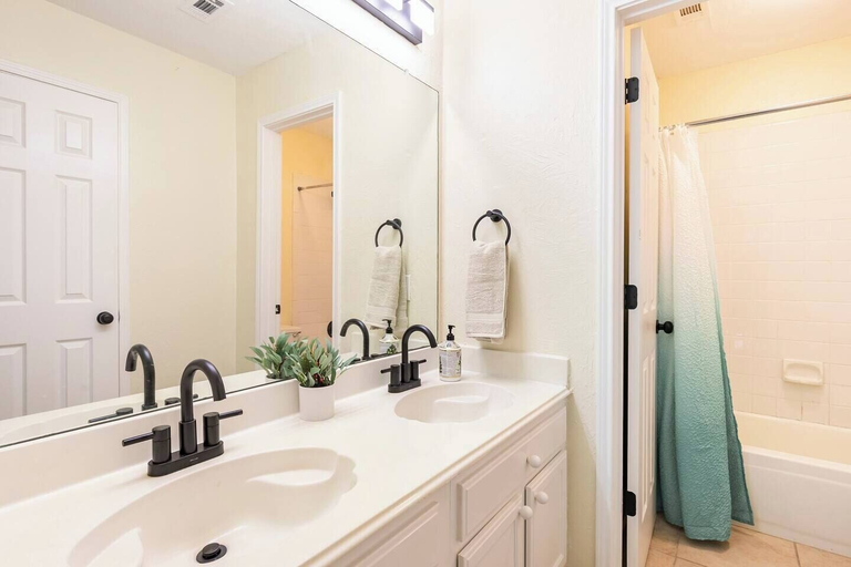 Room 1, Spacious Home Quiet Neighborhood nr Downtown, Denton