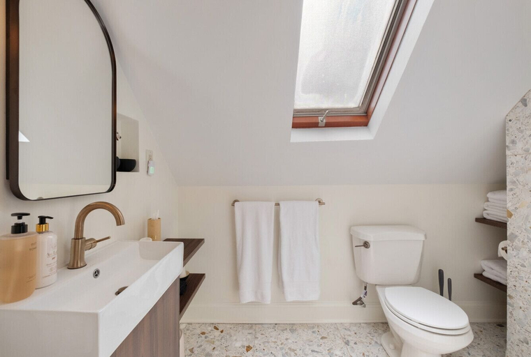 Bathroom 4, Capitol Hill Gem Hot Tub + Walk to Everything, Seattle