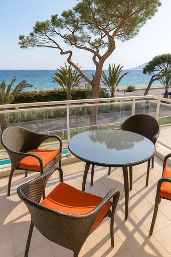 Room 4, Stunning 2 Bed Apt on the Seafront of Cannes in a High Class Secure Building With Swimming Pool - 463, Alpes-Maritimes