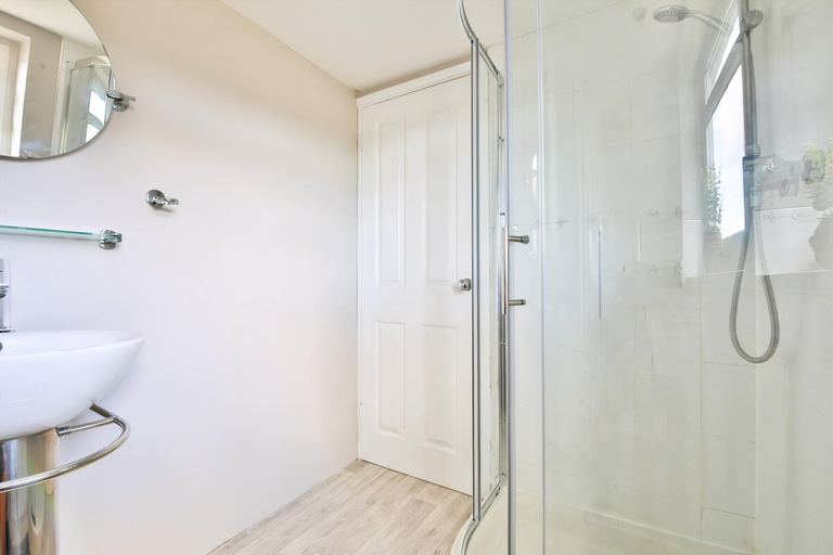 Bathroom 4, Spacious 3 Bed Home With Pool Table, Cardiff