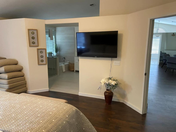 Room 2, Stunning 5 Star Home Retreat Private Pool Spa BBQ 4 BR, Riverside