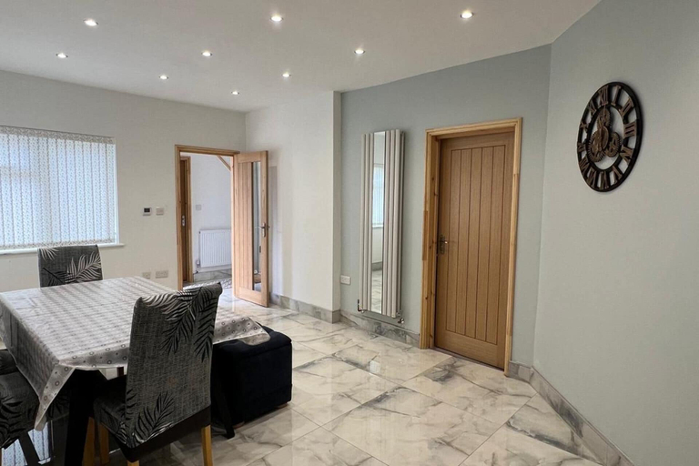 Dining, Family/small Group-wifi-parking-garden-sleeps 6, Wolverhampton
