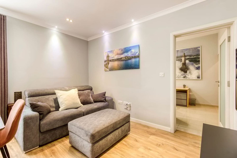 Room 5, Central Msida Apartment Workspace Wi-fi A C
