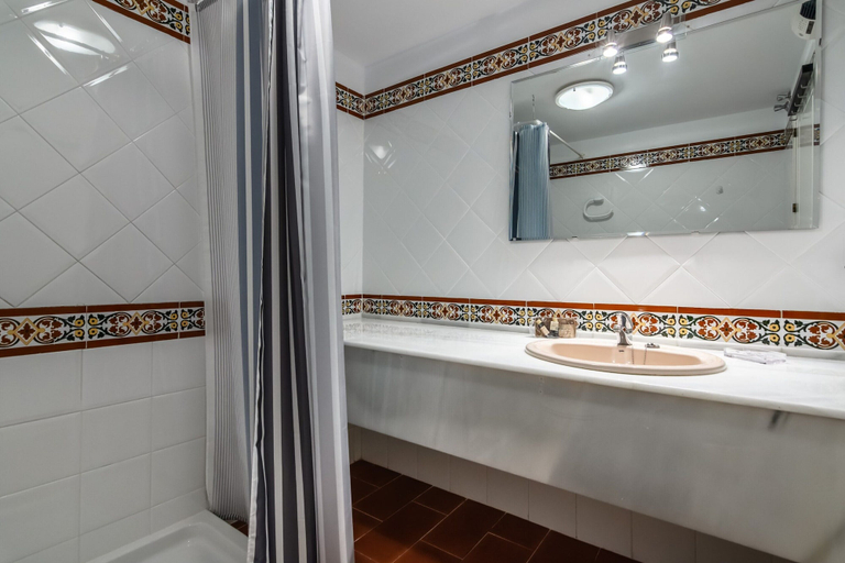 Bathroom 5, Golf & Riverside Apartment in Isla Canela, Huelva