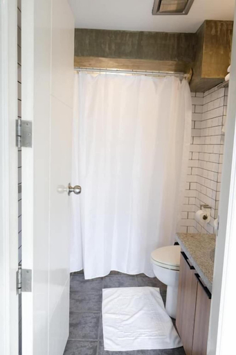 Bathroom 4, 5880 Enriquez Residences, Makati City