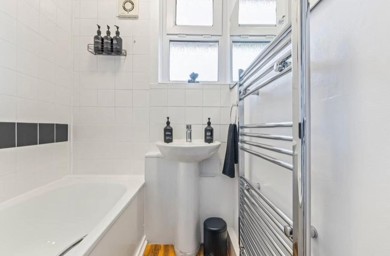 Bathroom 5, Apartment - Sleeps 4 - Business or City Breaks, London