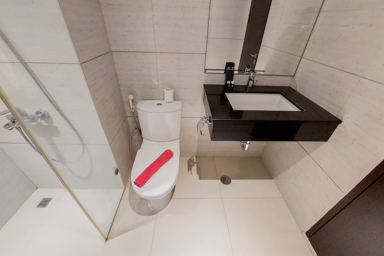 Bathroom 4, Comfort And Minimalist Studio Loft At Brooklyn Alam Sutera Apartment, Tangerang