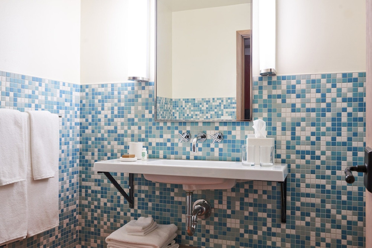 Bathroom 5, Stagecoach Inn, Bell