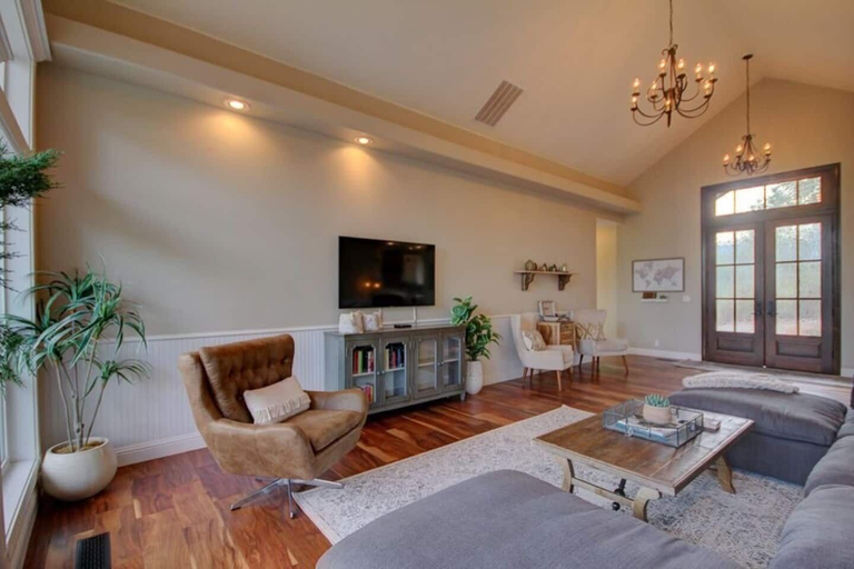 Room 5, Jacksonville Mountain Retreat, Jackson