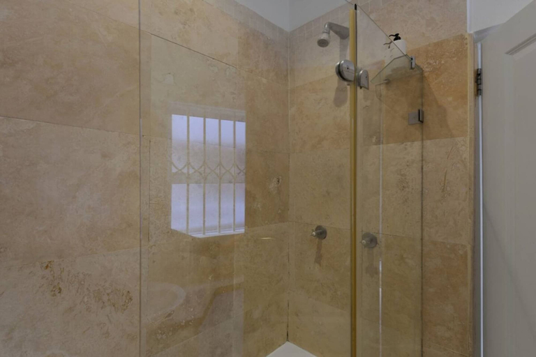 Room 2, Charming 2-bed Sea Point Retreat Mountain Views, City of Cape Town