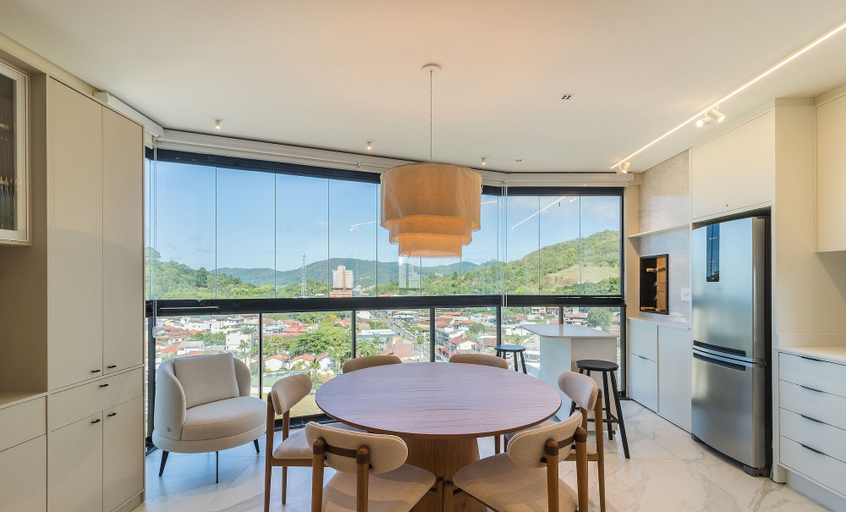 Dining 3, Fully Equipped Stays Just Steps From the sea in Pereque Mtrs, Porto Belo