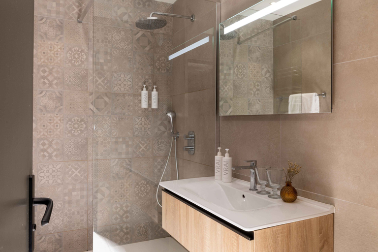 Bathroom 5, Le Pré Galoffre, Gard