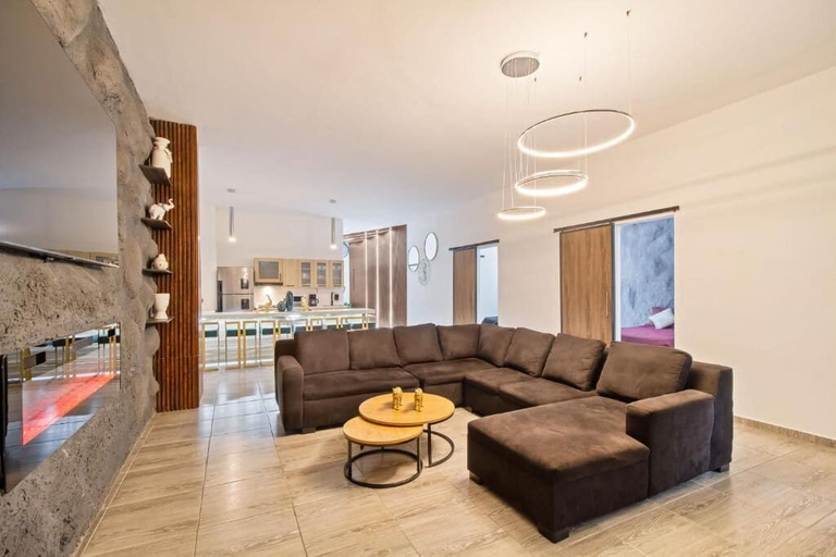 Living area 5, 6 BR with Jacuzzi 1 block from LLeras, Medellín