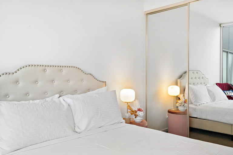 Room 4, Bright 2-bed Home With Secure Parking, Melbourne