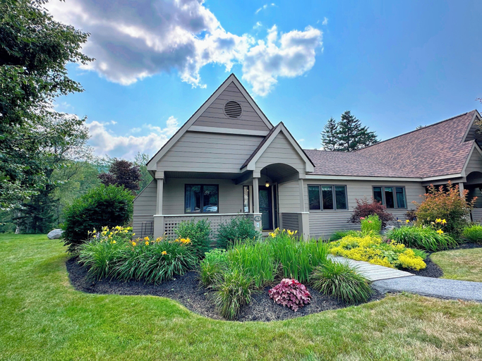 Primary image, Fv43 Bretton Woods Single Level Home With AC on Golf Course!, Rockingham