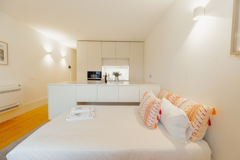 Room 2, Historical Taipas Pink by Vacationy, Porto