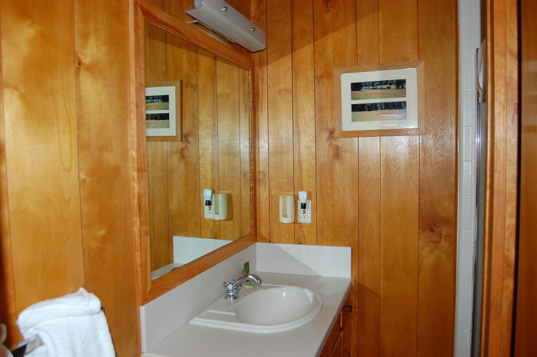 Bathroom 3, River Song, Mariposa