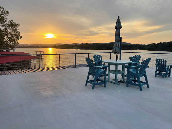 Primary image, Lakeside Valentine, Llano