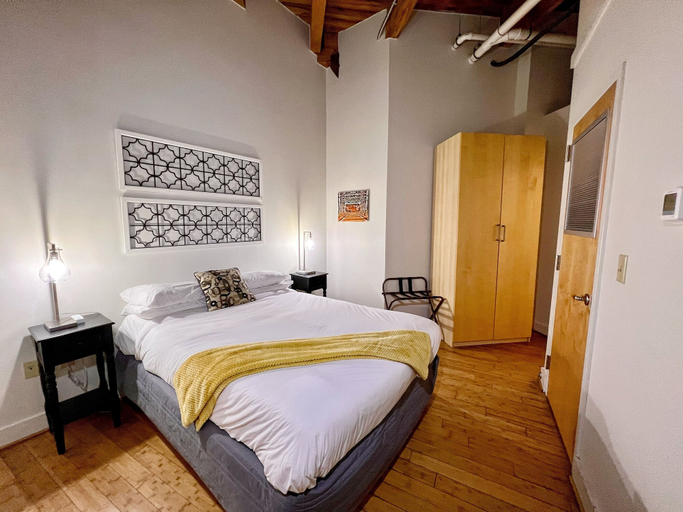 Interior 4, Elvis, Davidson