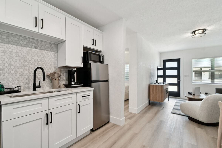Interior 3, Stylish Treasure Island Getaway - Unit 8, Pinellas