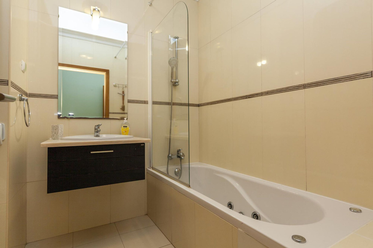 Room 4, C08 - Ladeira do Convento 3 Bed Apartment in Lagos, Lagos