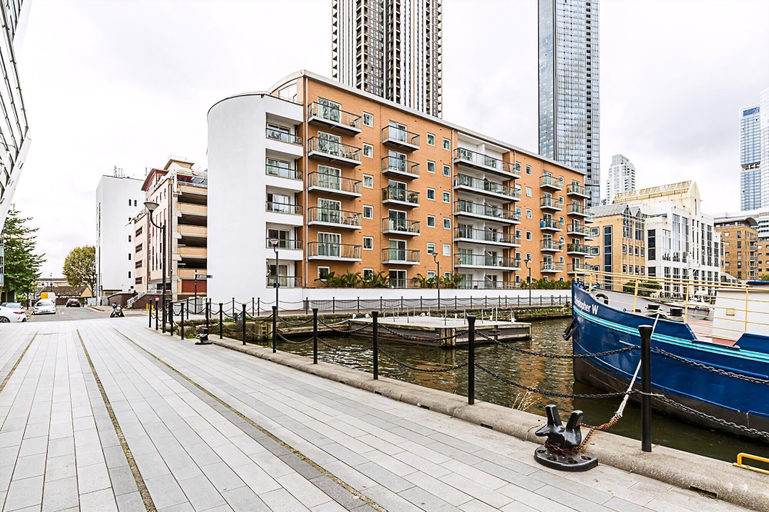 Exterior & Views 2, Bright and Stylish Riverside Haven in Canary Wharf, London
