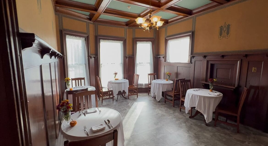 Dining, Charleston House Bed & Breakfast Inn, Coles